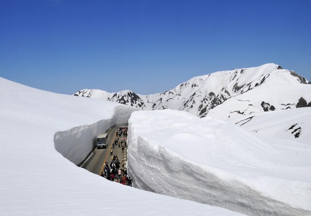 Japans store mur af sne