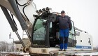 Mig & Min Maskine: Karl Erik og hans 82-tons Liebherr holder dumperne beskæftiget