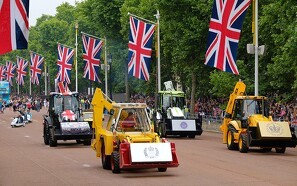 Rendegravere i parade for dronningen