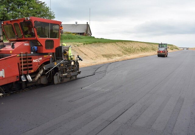 Nu flyder asfalten på ny motorvej