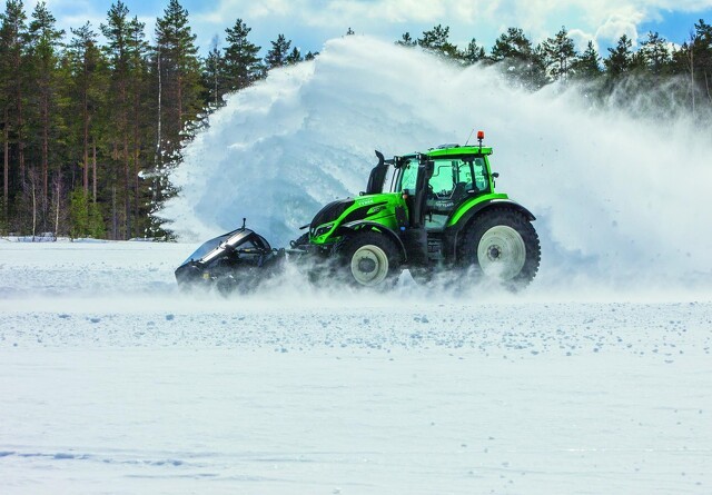 Årets traktor rydder sne med rekordfart