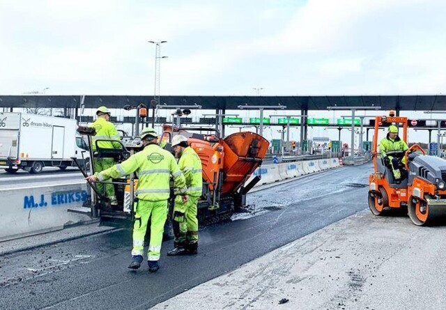 Ny asfalt ved betalingsanlæg til Storebæltsbroen