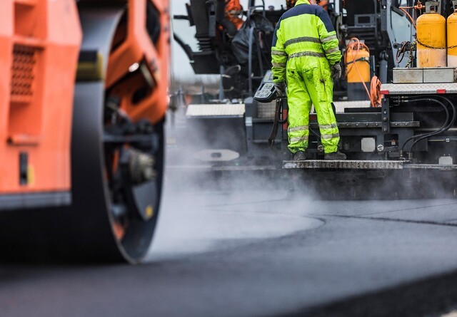 Vejdirektoratet lægger ny asfalt på motorvej ved Odense
