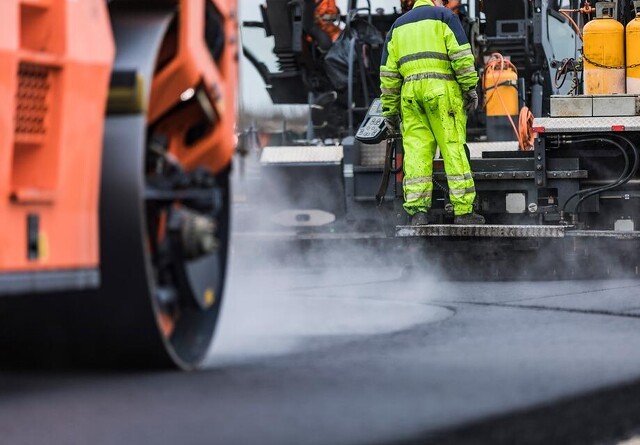 NCC lægger ny asfalt på motorvejen ved Fløng