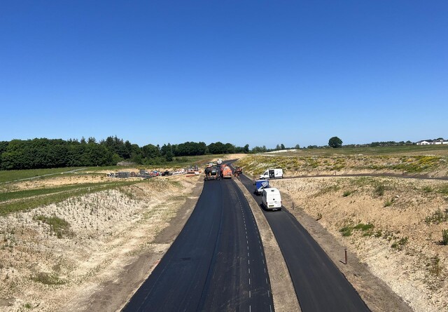 Kuperet forbindelsesvej er færdigasfalteret med særlig asfalttype
