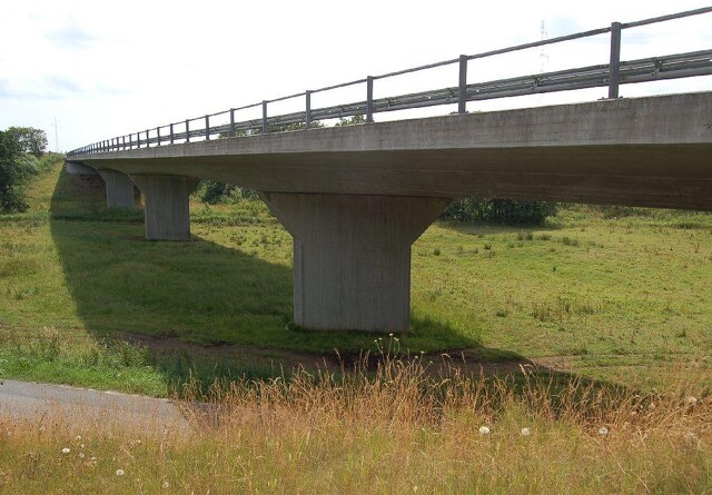 Entreprenør renoverer motorvejsbro over å