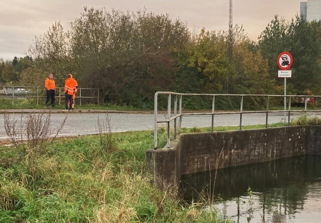 Entreprenør river bro ned for at sikre renseanlæg mod oversvømmelse