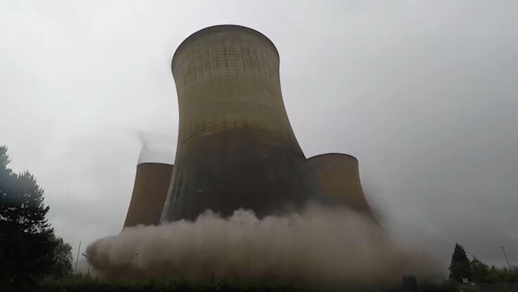 VIDEO: Fire køletårne sprængt væk på samme tid